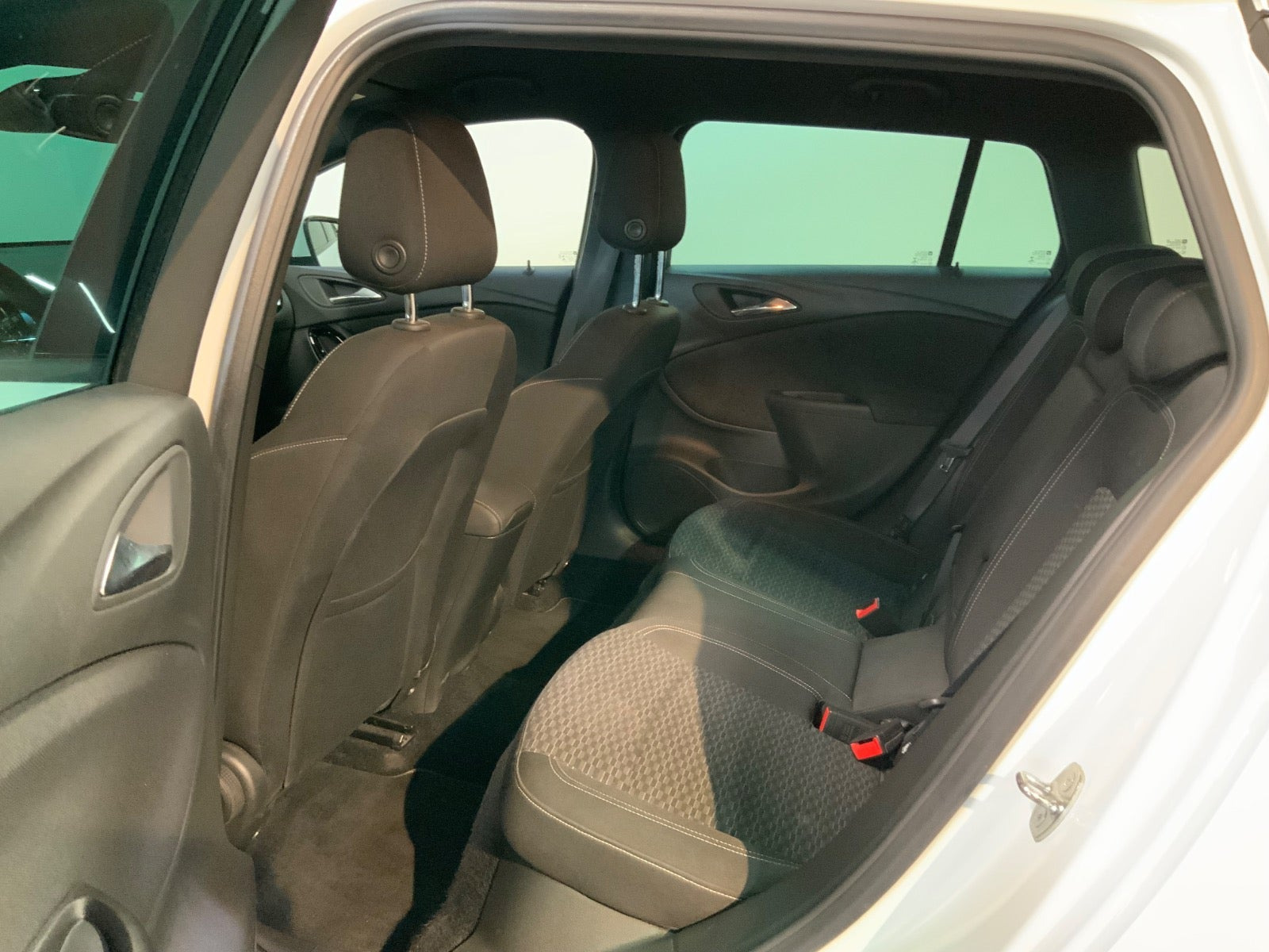 Hvid Opel Astra fra 2019