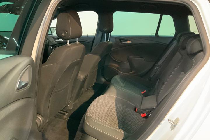 Hvid Opel Astra fra 2019