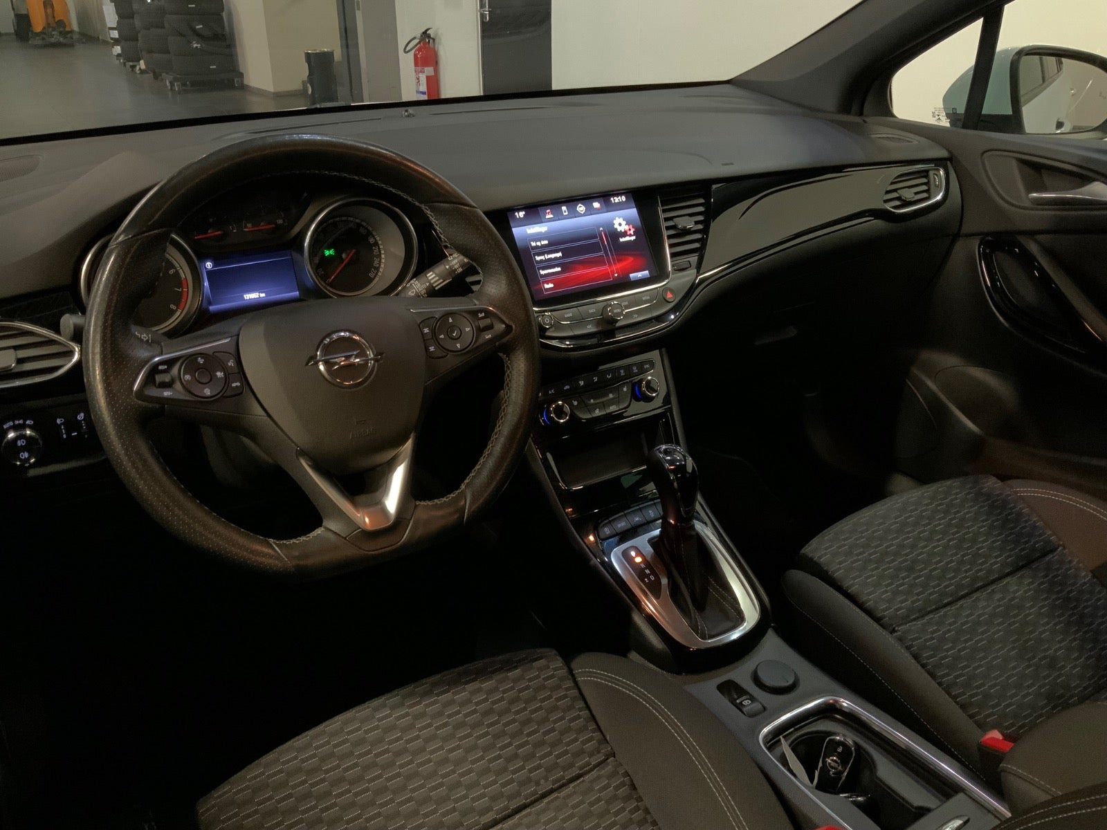Hvid Opel Astra fra 2019