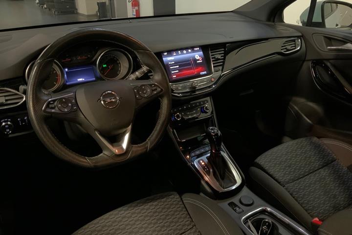 Hvid Opel Astra fra 2019