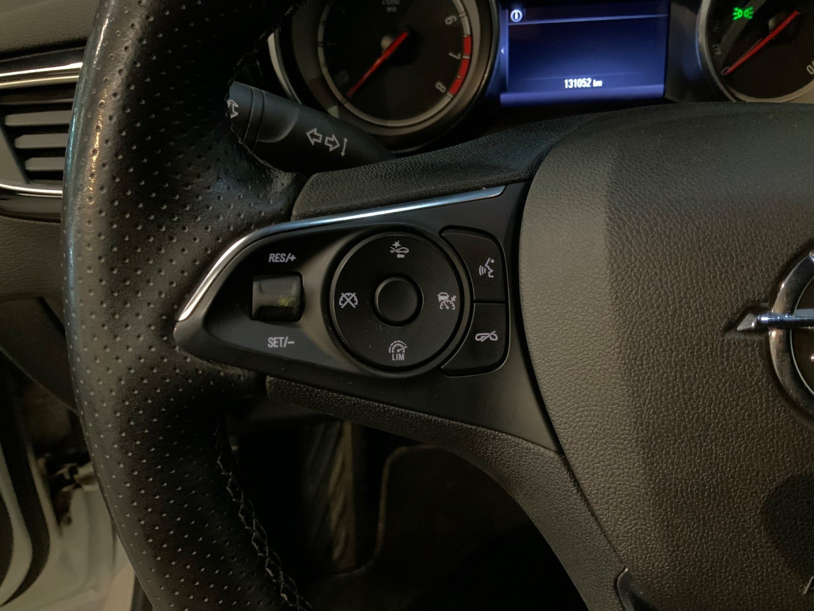 Hvid Opel Astra fra 2019