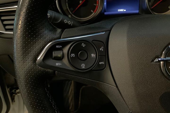 Hvid Opel Astra fra 2019