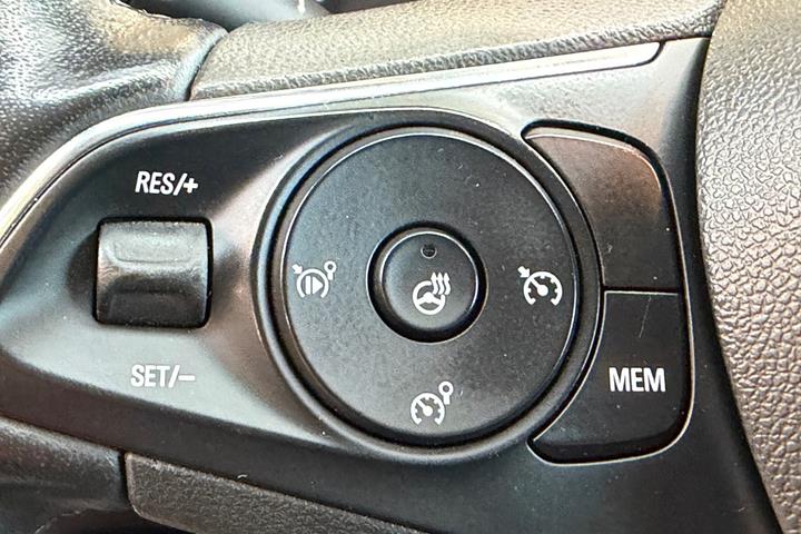Grå Opel Crossland fra 2021