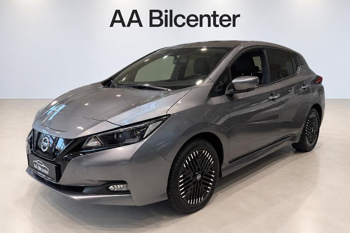 Grå Nissan Leaf fra 2022 set udefra