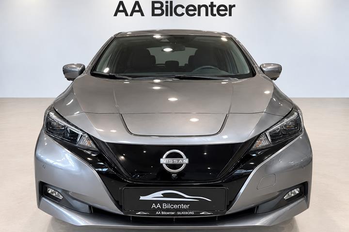 Grå Nissan Leaf fra 2022