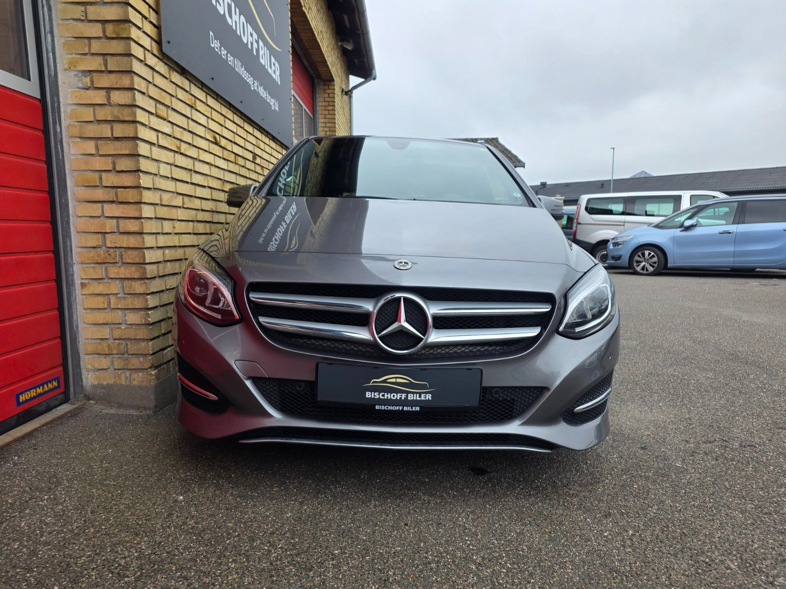 Grå Mercedes B180 fra 2017
