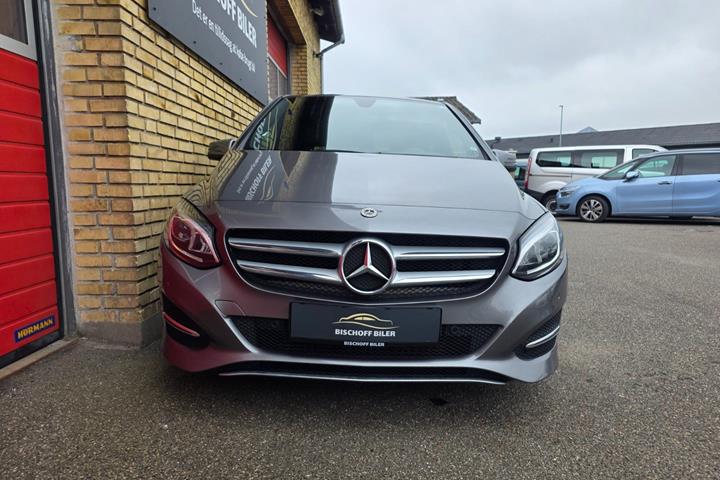 Grå Mercedes B180 fra 2017