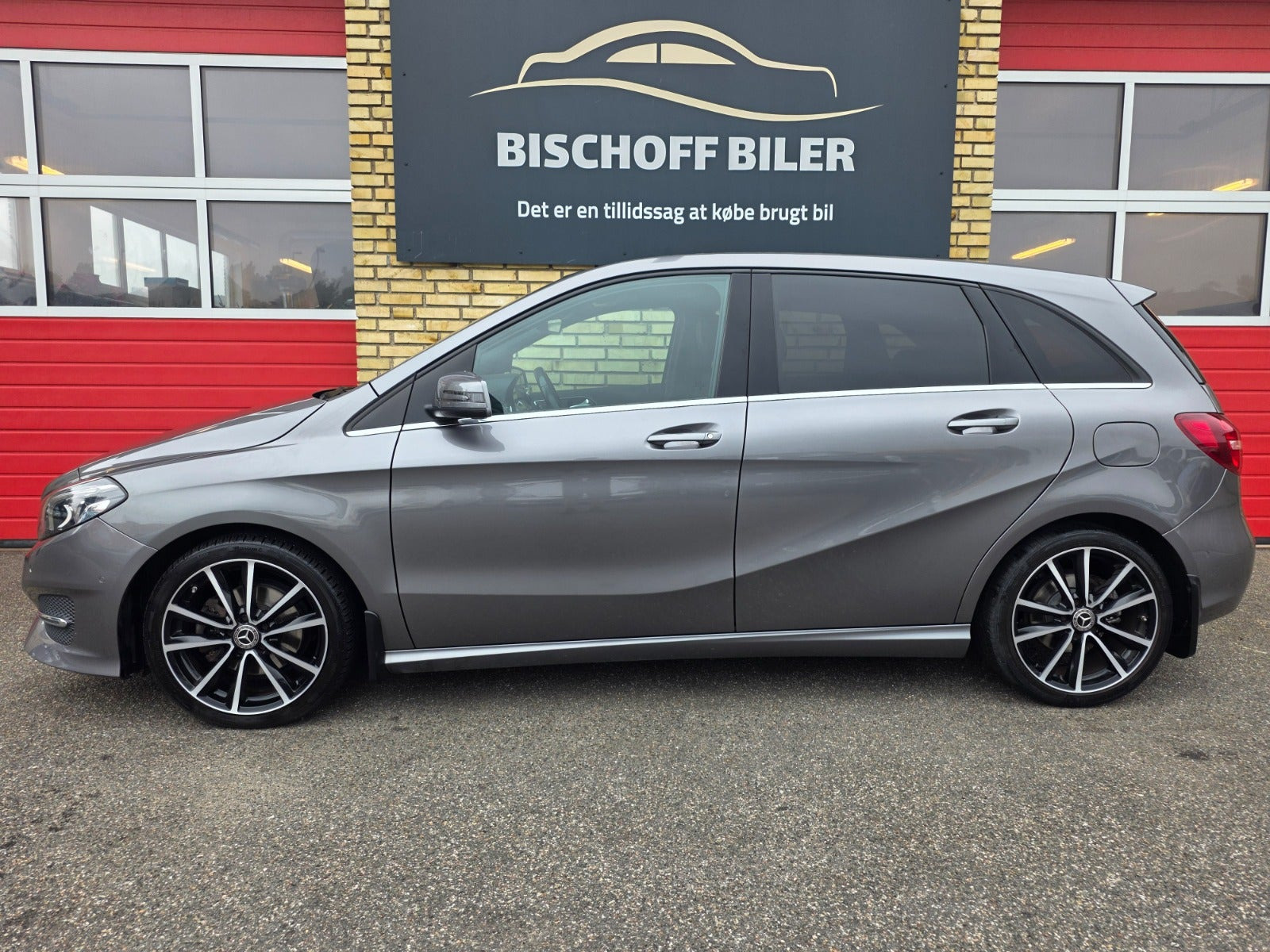 Grå Mercedes B180 fra 2017
