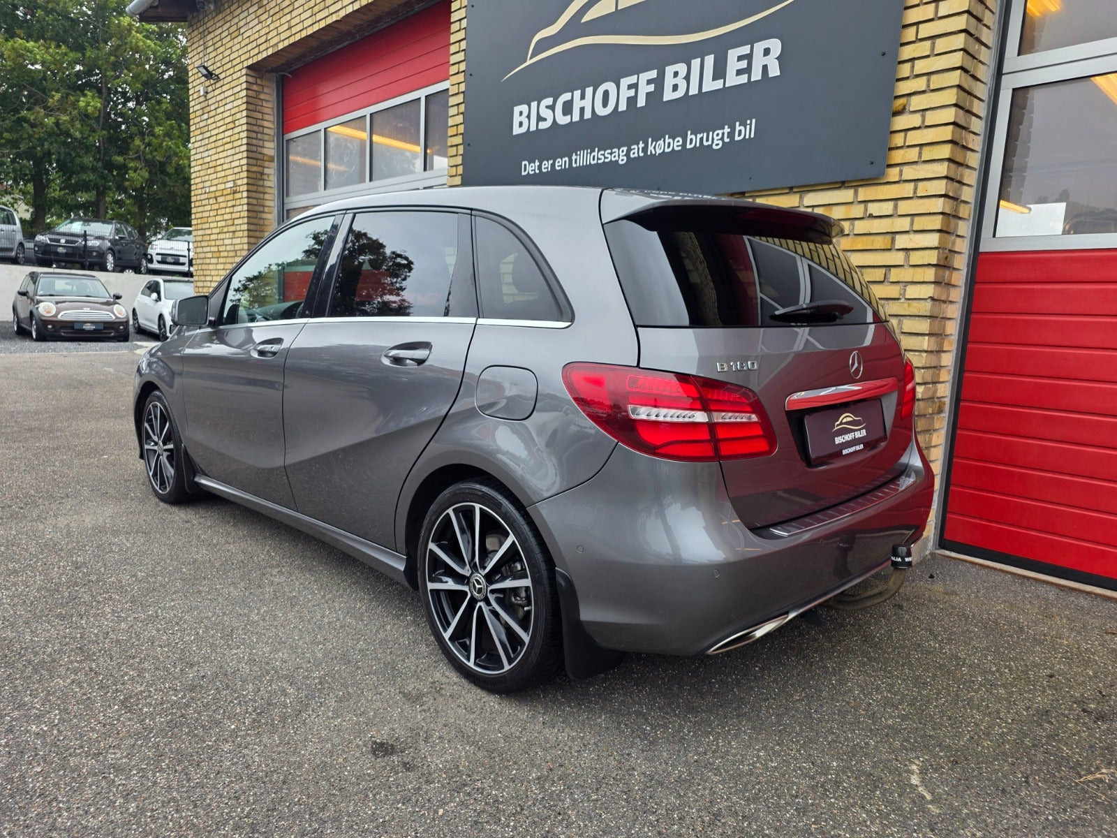 Grå Mercedes B180 fra 2017