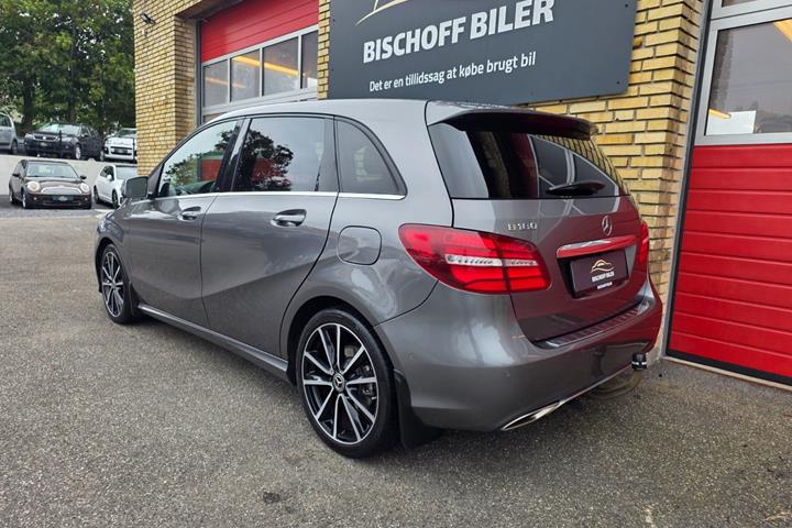Grå Mercedes B180 fra 2017