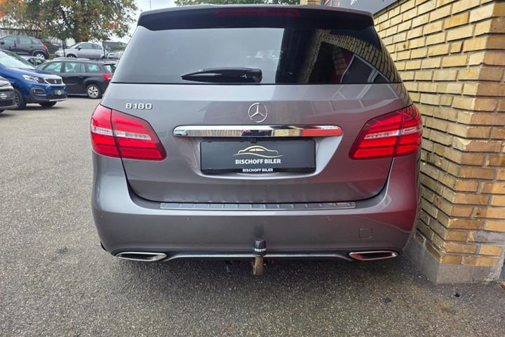 Grå Mercedes B180 fra 2017