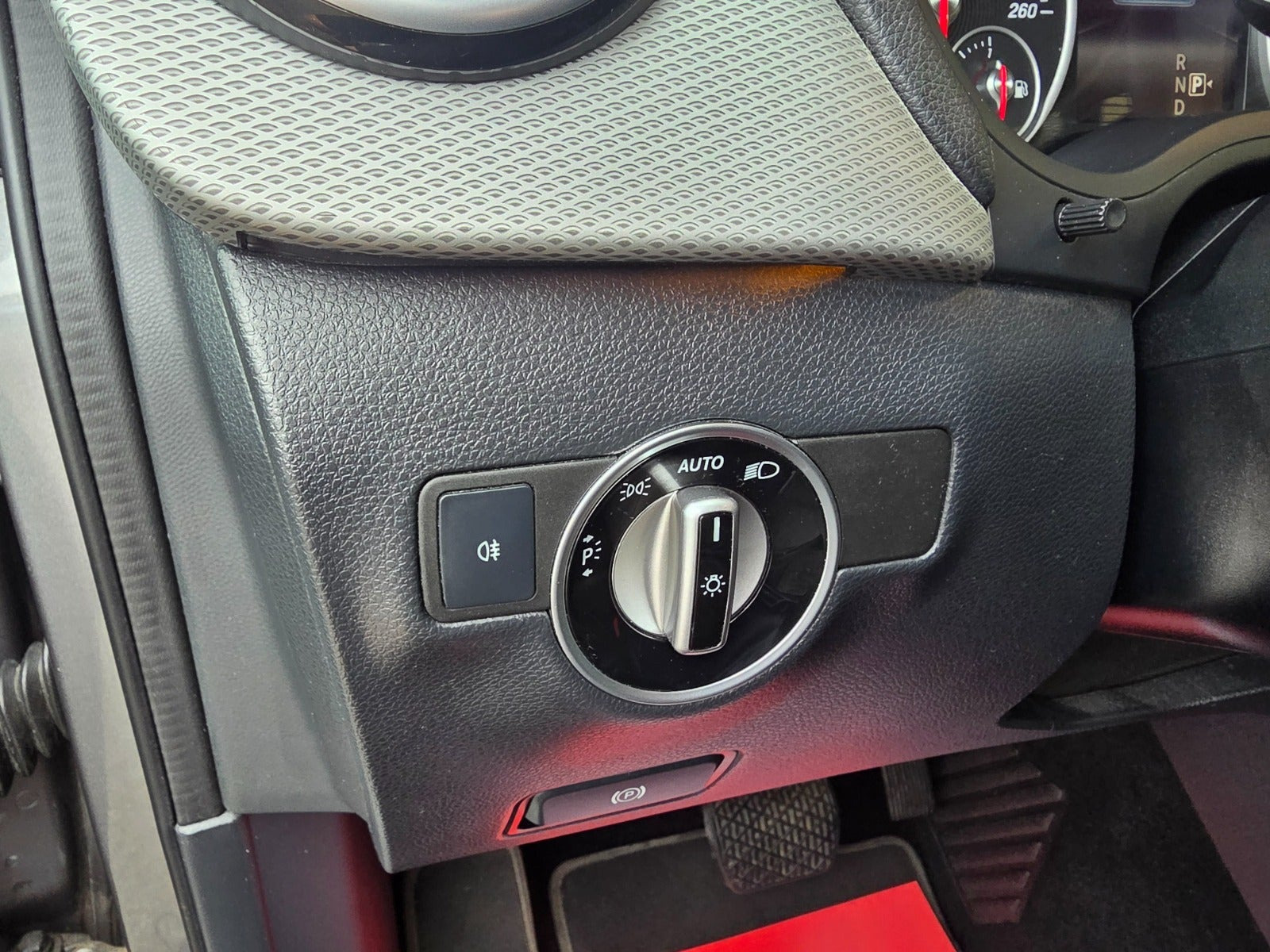 Grå Mercedes B180 fra 2017