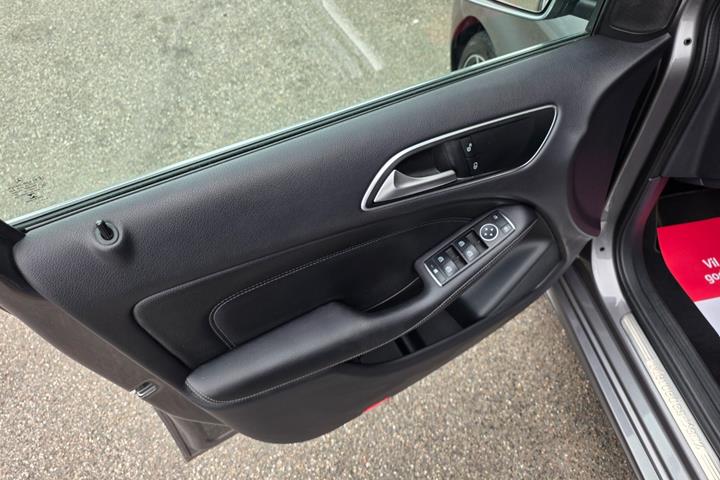 Grå Mercedes B180 fra 2017