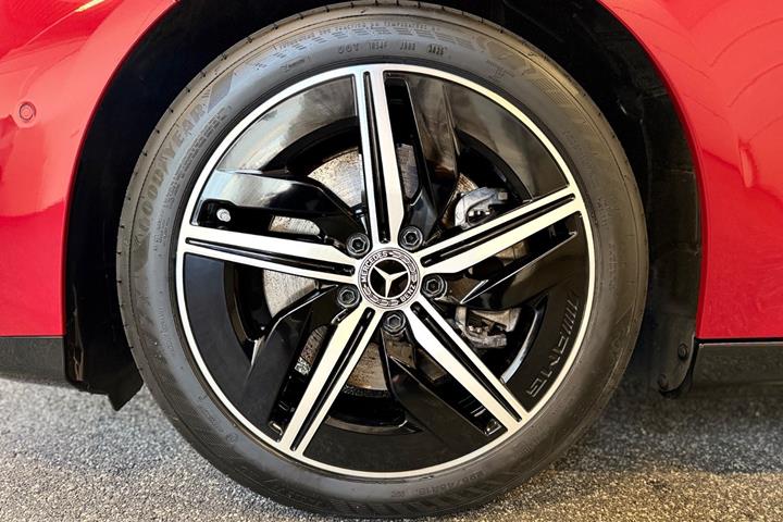 Rød Mercedes CLA250+ fra 2026