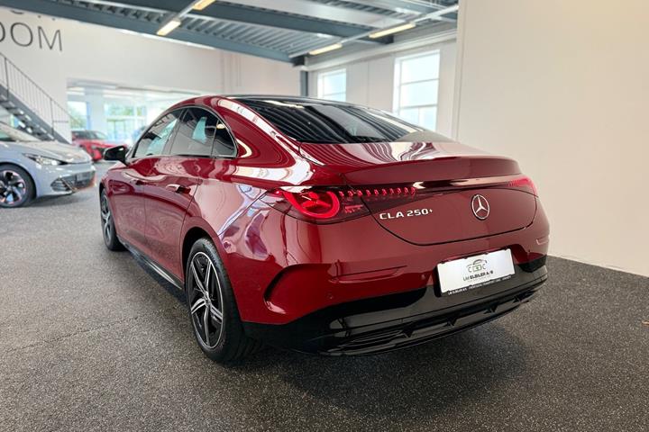 Rød Mercedes CLA250+ fra 2026