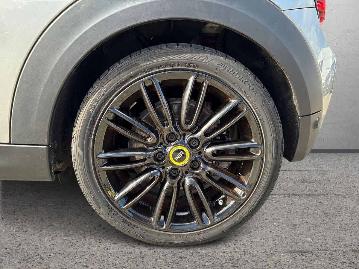 Sølv Mini Cooper SE fra 2023