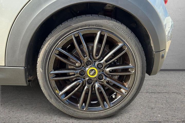Sølv Mini Cooper SE fra 2023
