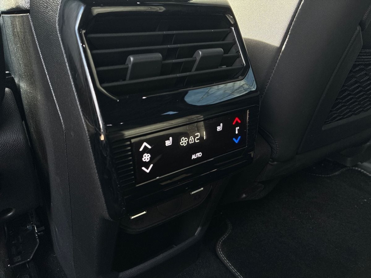 Grå Peugeot e-5008 fra 2025
