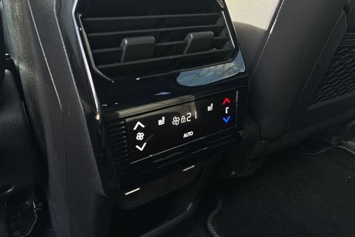 Grå Peugeot e-5008 fra 2025