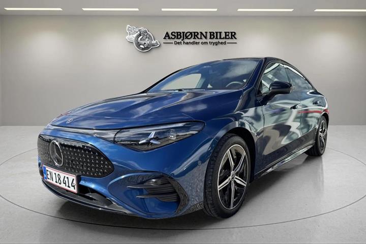 Blå Mercedes CLA250+ fra 2025 set udefra