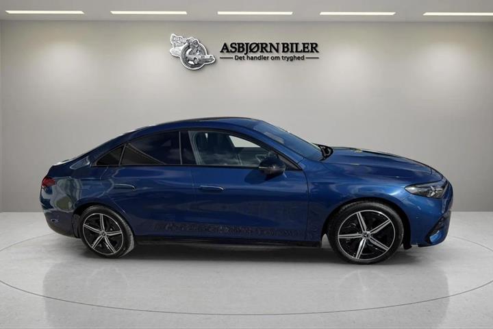 Blå Mercedes CLA250+ fra 2025