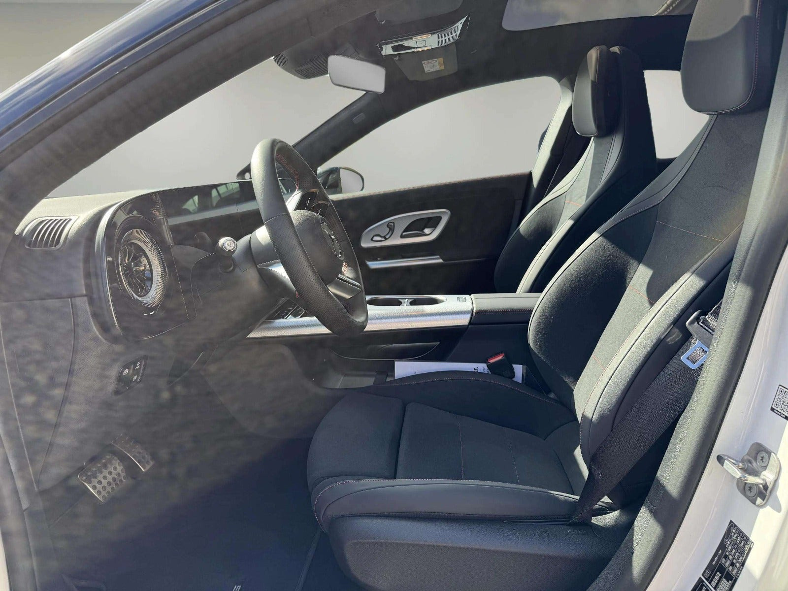 Blå Mercedes CLA250+ fra 2025
