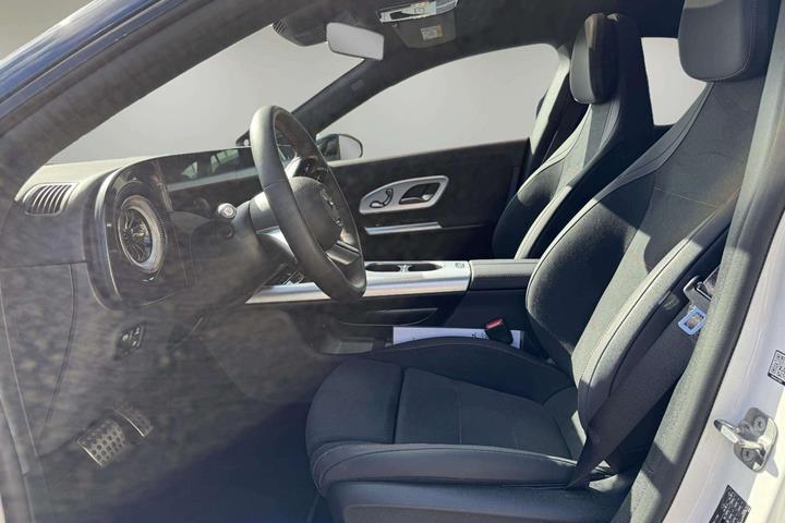 Blå Mercedes CLA250+ fra 2025
