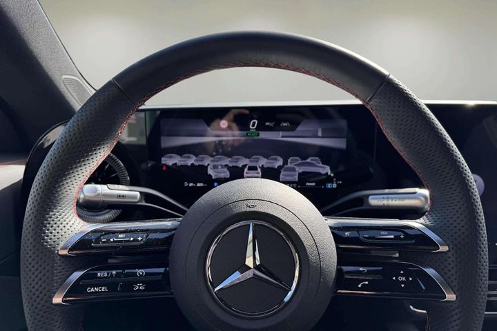 Blå Mercedes CLA250+ fra 2025