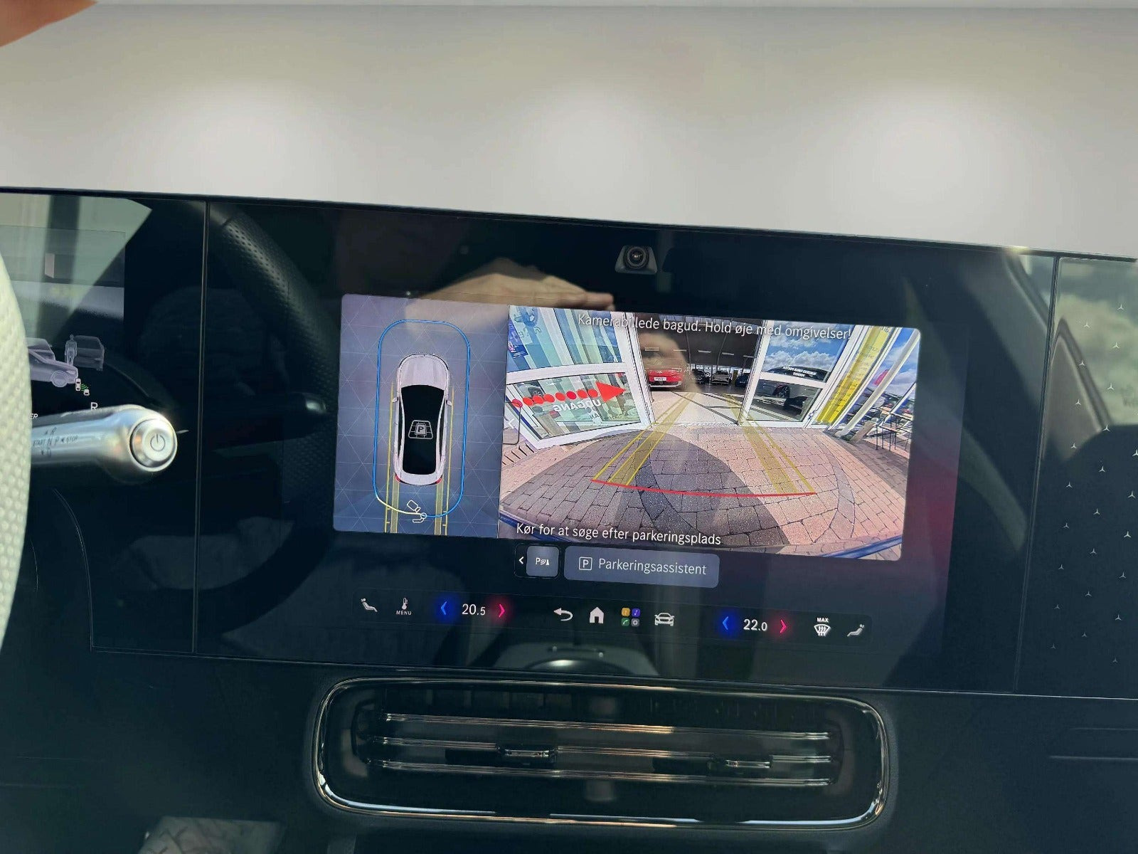 Blå Mercedes CLA250+ fra 2025