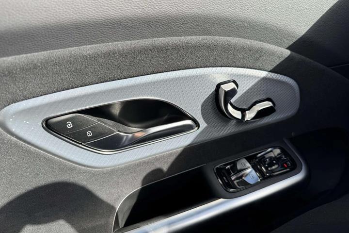 Blå Mercedes CLA250+ fra 2025