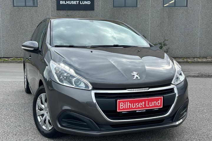 Grå Peugeot 208 fra 2019 set udefra