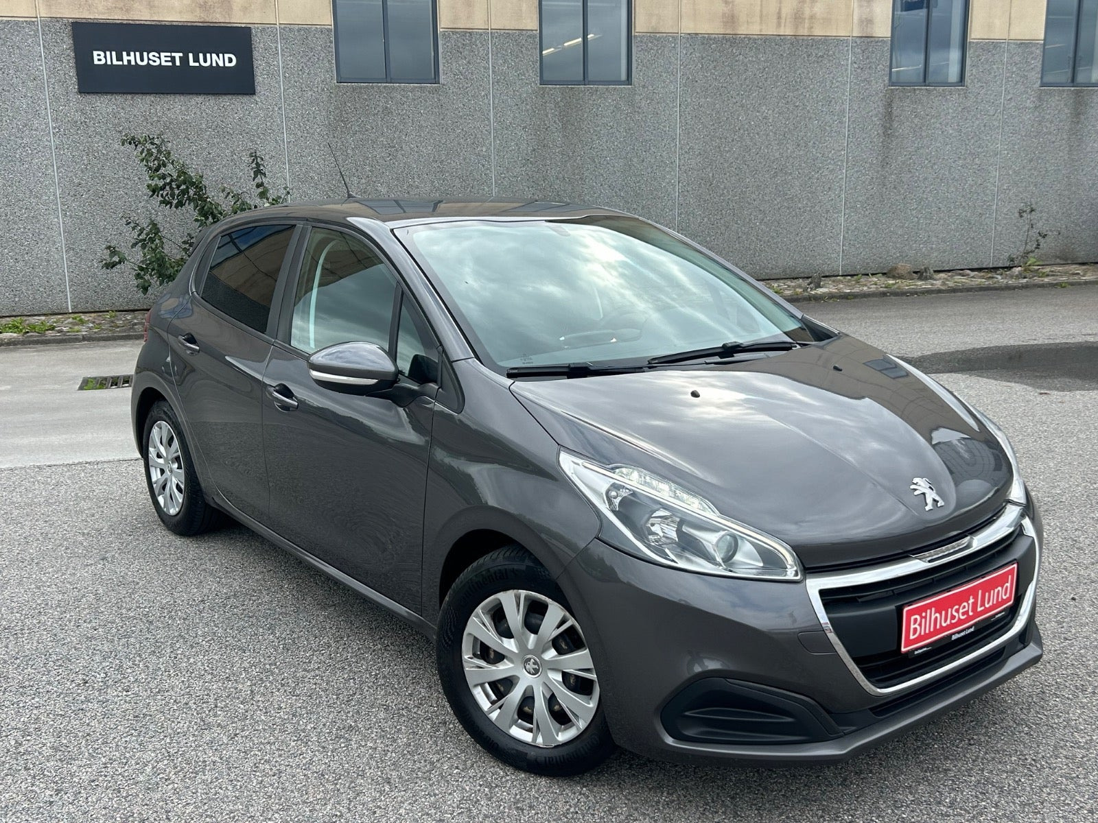 Grå Peugeot 208 fra 2019