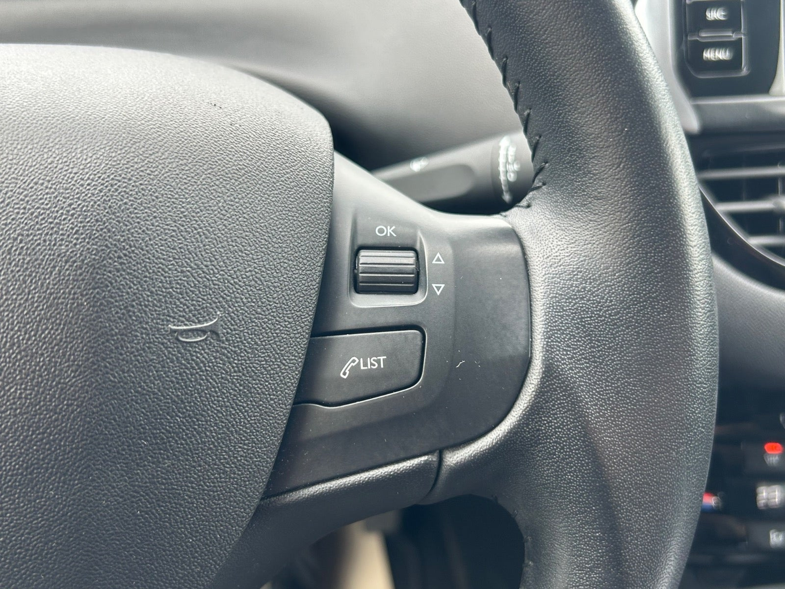 Grå Peugeot 208 fra 2019