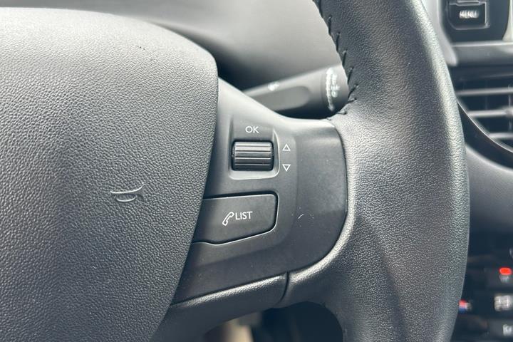 Grå Peugeot 208 fra 2019