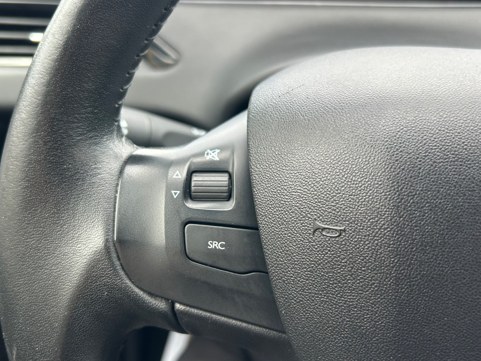 Grå Peugeot 208 fra 2019