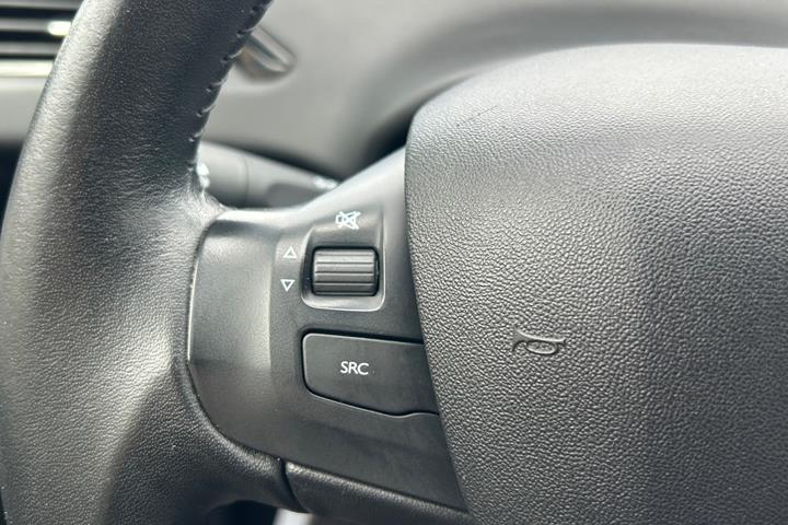 Grå Peugeot 208 fra 2019