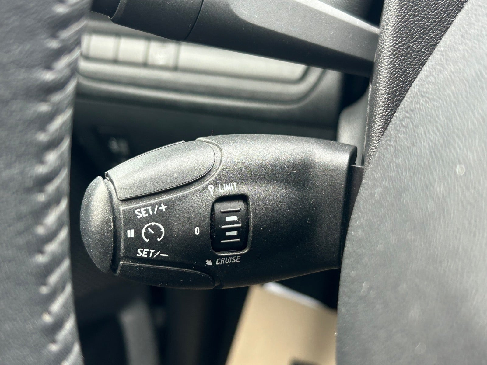 Grå Peugeot 208 fra 2019