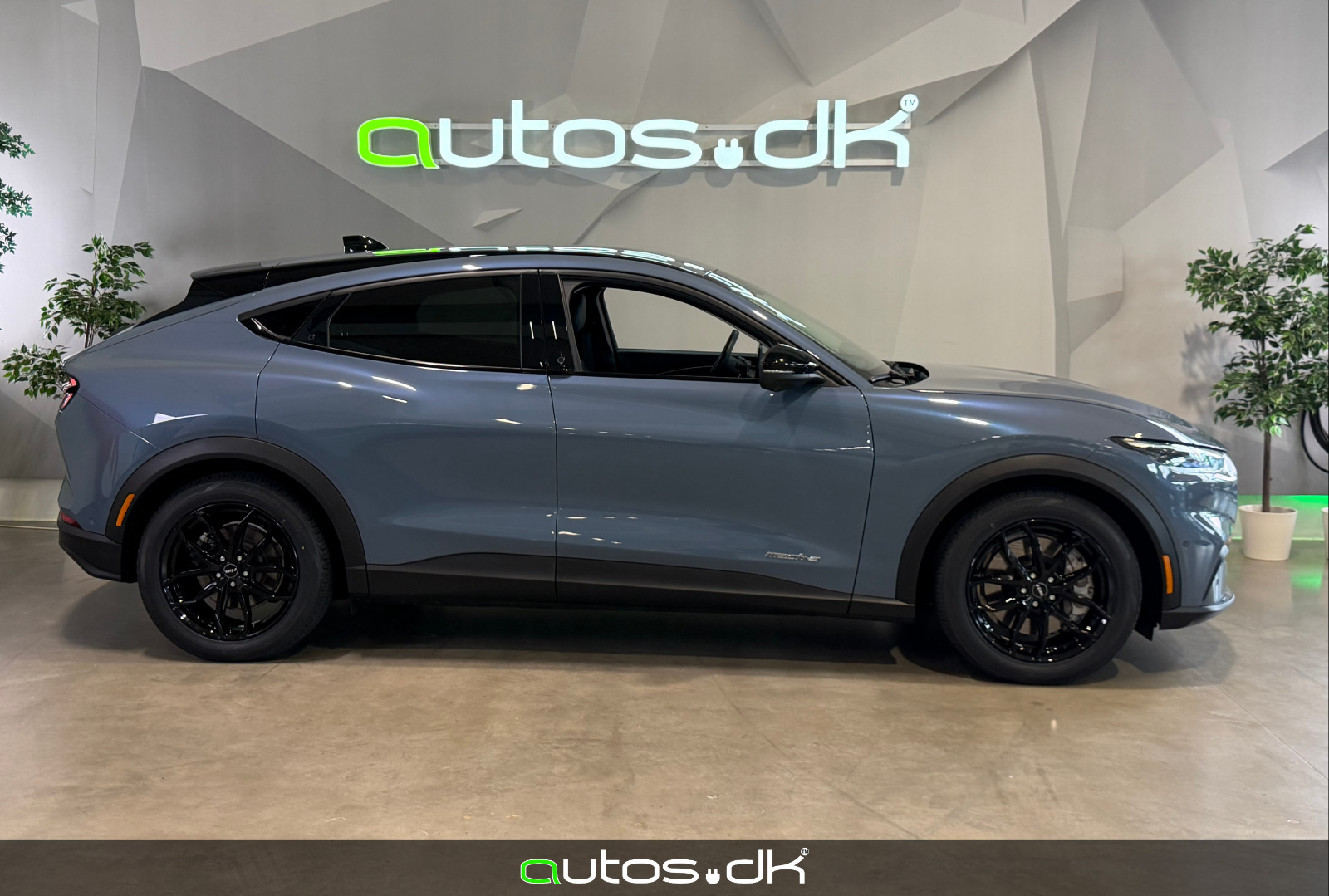 Blå Ford Mustang Mach-E fra 2024