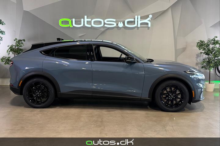 Blå Ford Mustang Mach-E fra 2024
