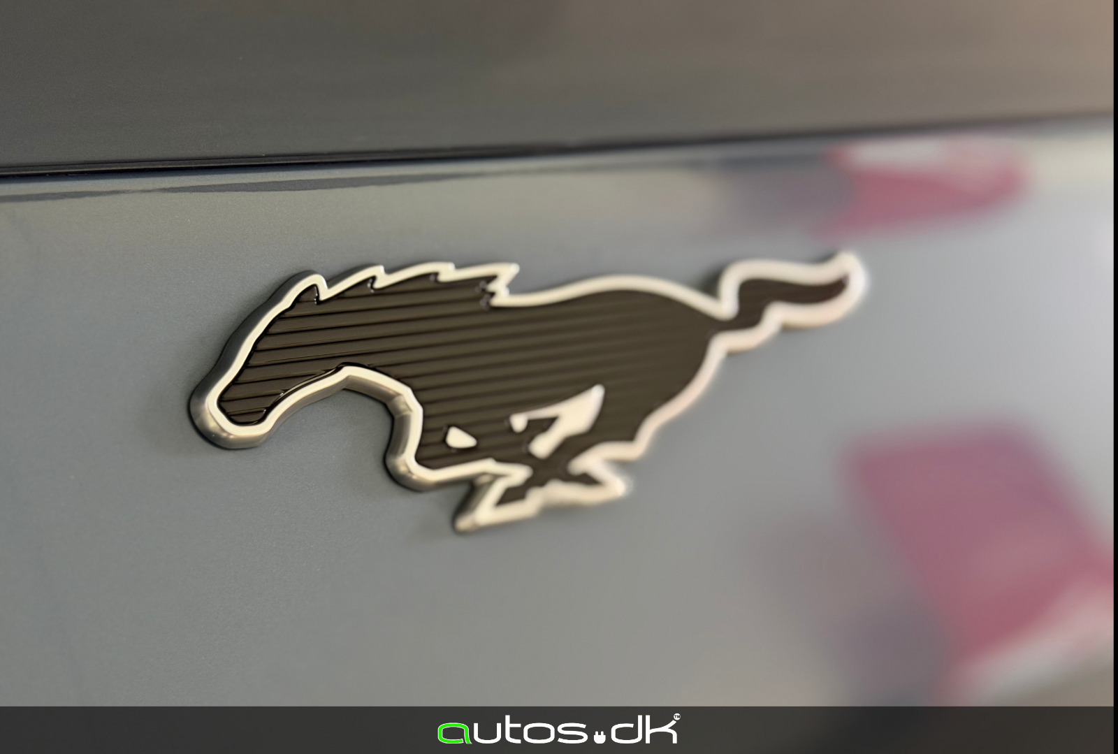 Blå Ford Mustang Mach-E fra 2024