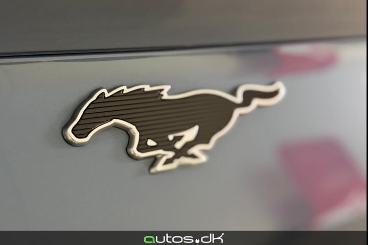 Blå Ford Mustang Mach-E fra 2024