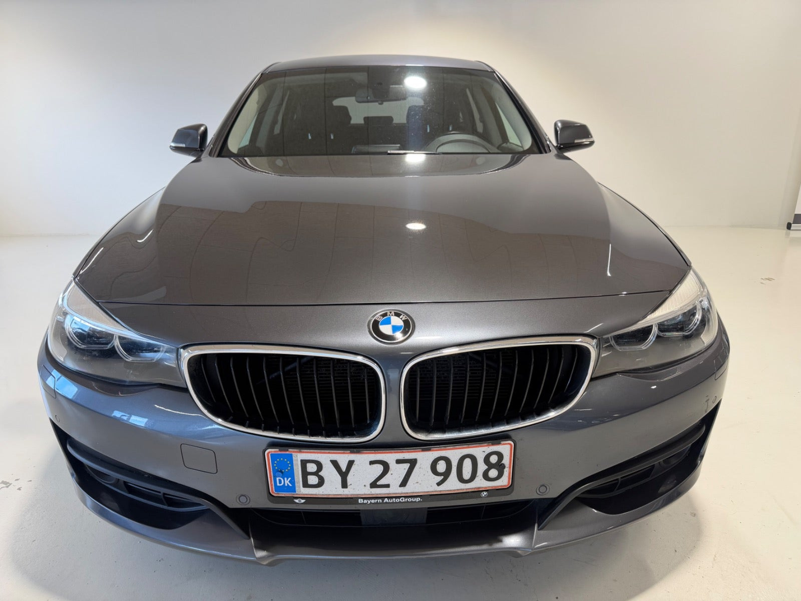 Grå BMW 320d fra 2018