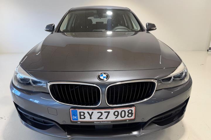 Grå BMW 320d fra 2018