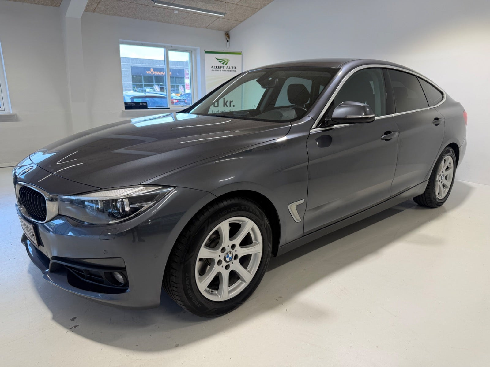 Grå BMW 320d fra 2018