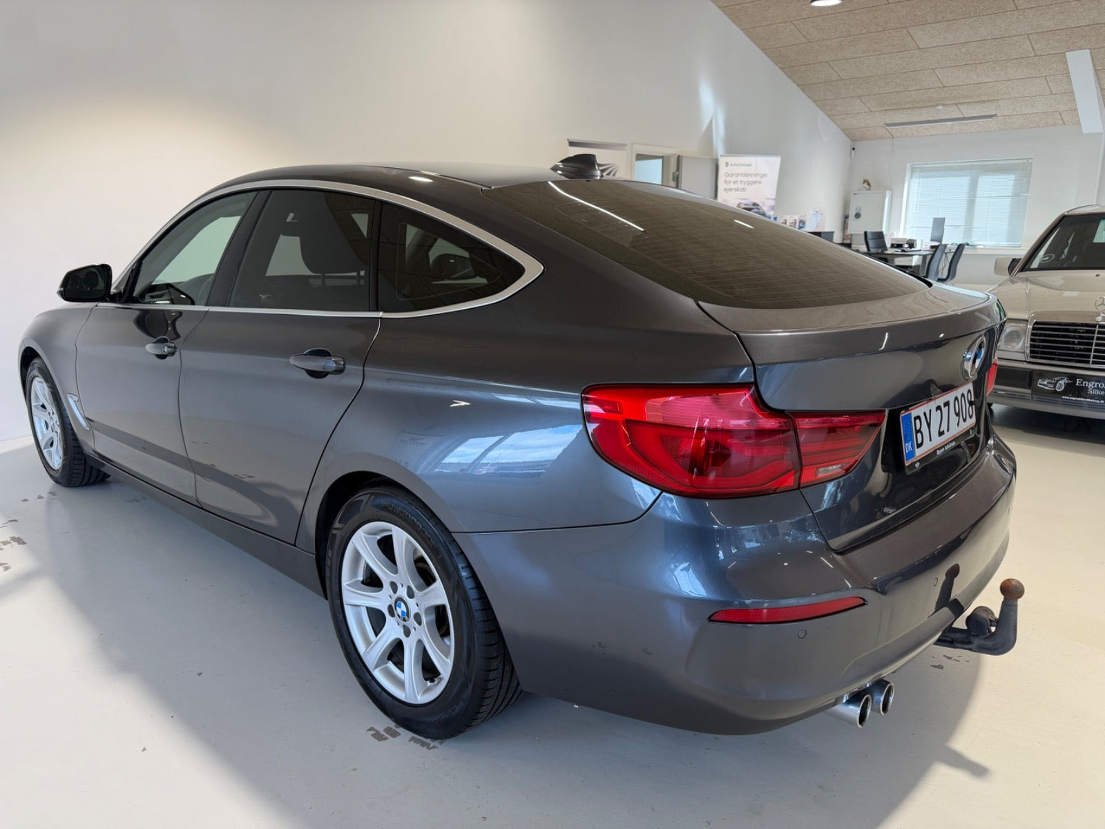 Grå BMW 320d fra 2018