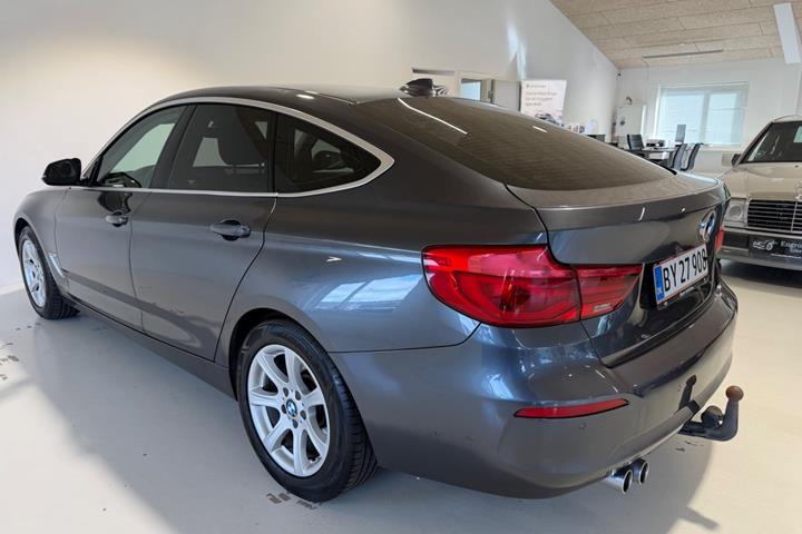 Grå BMW 320d fra 2018
