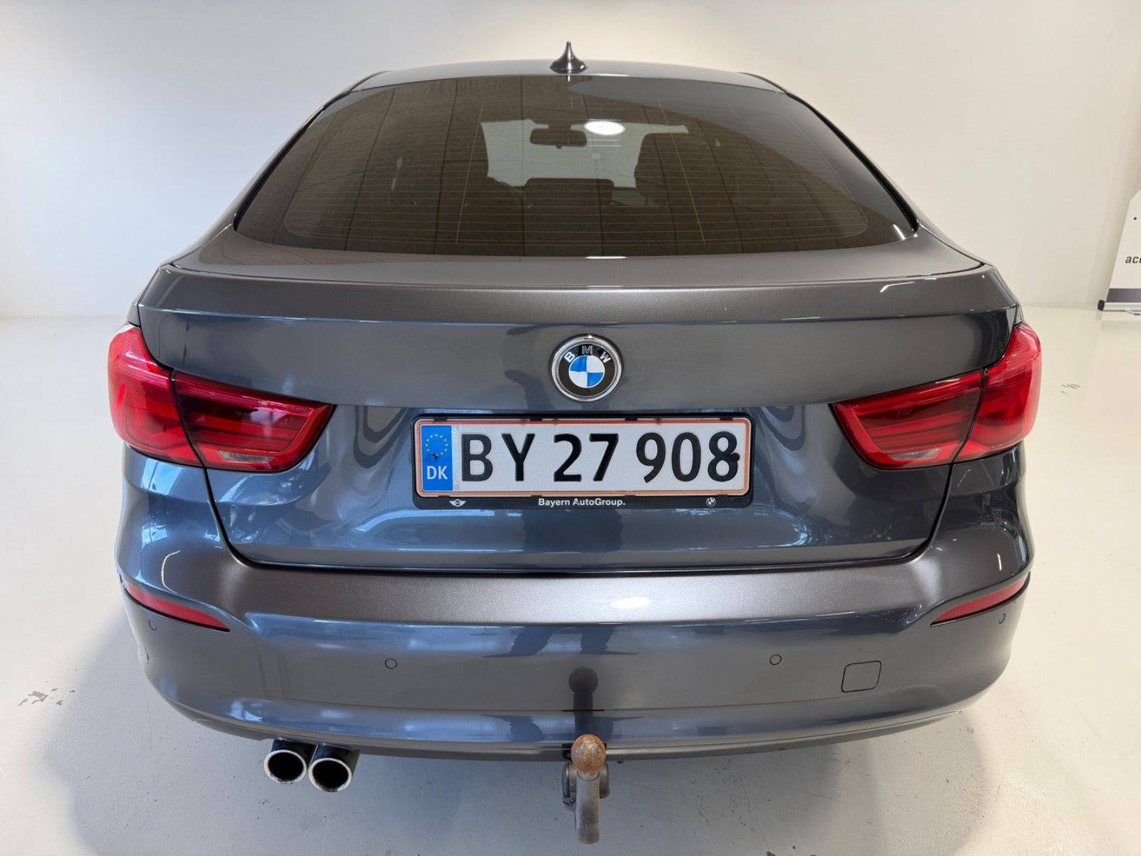 Grå BMW 320d fra 2018