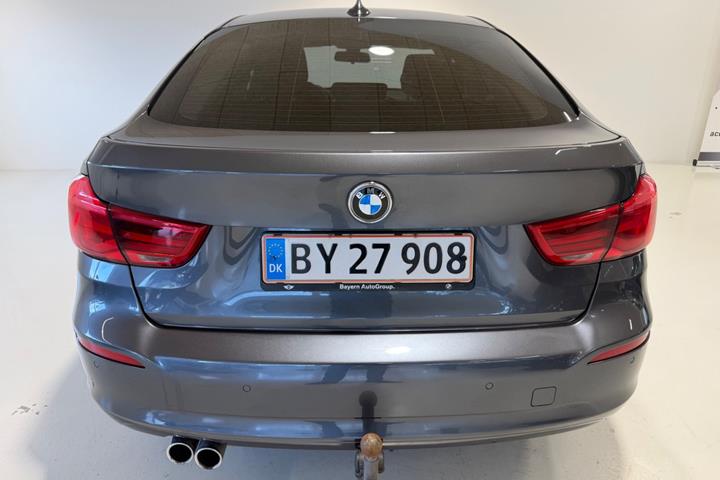 Grå BMW 320d fra 2018