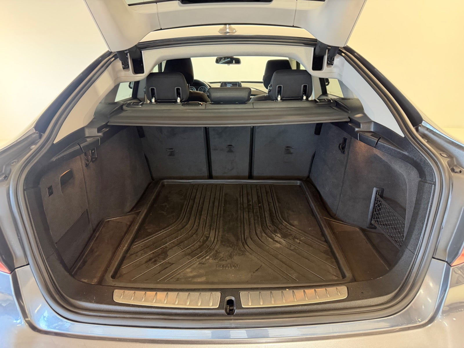 Grå BMW 320d fra 2018