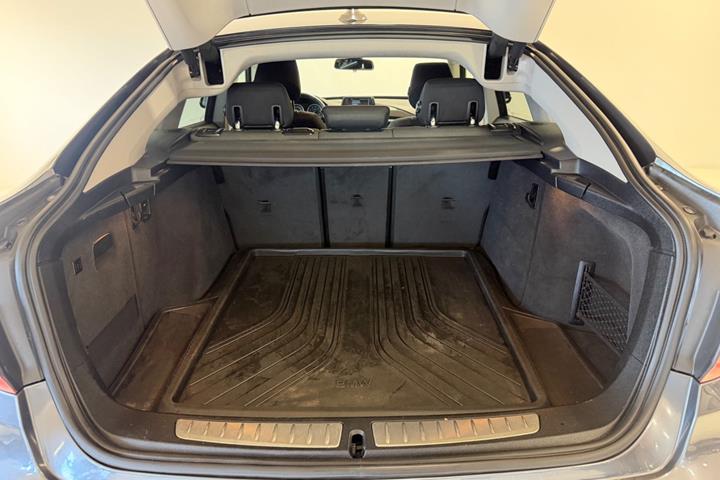 Grå BMW 320d fra 2018